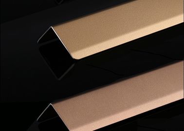 محافظ گوشه ای از فولاد ضد زنگ تزئینی با رنگ پر شده