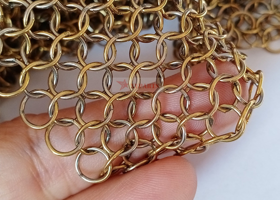 پرده های مش حلقه ای فلزی 0.8x7 میلی متری از جنس استنلس استیل رنگ طلایی مورد استفاده برای تقسیم کننده فضا