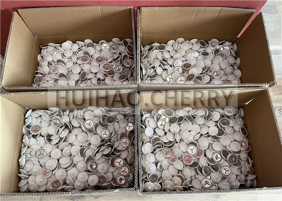 گیره‌های عایق صوتی استیل ضد زنگ گرید 304 با پلی‌کپ‌های سفید 38 میلی‌متری نصب شده روی پین‌های جوش CD