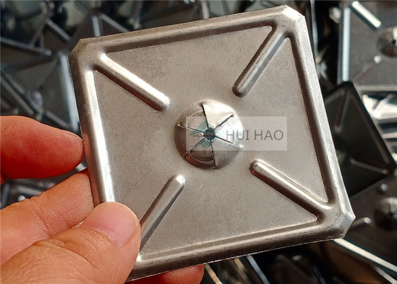 واشرهای خود قفل مربعی 2-1/2 اینچ از جنس استنلس استیل برای بستن مواد عایق استفاده می شود