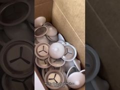 گیره‌های عایق استیل ضد زنگ 38 میلی‌متری با پلی‌کپ‌های سفید برای بستن پین‌های جوشکاری CD استفاده می‌شوند.